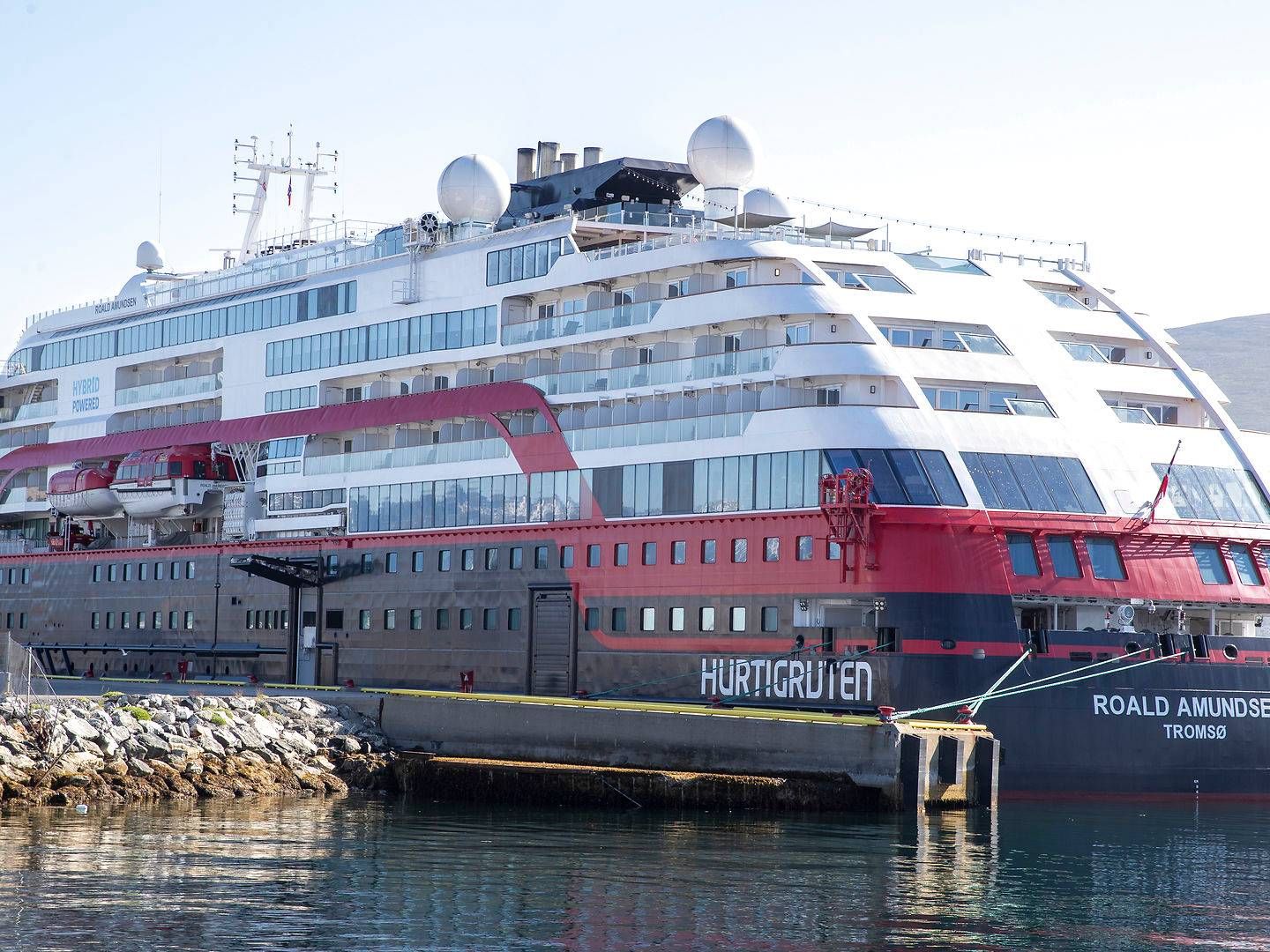 Passagerskibet "Roald Amundsen", der ejes af det norske rederi Hurtigruten, holdes isoleret på havnen i Tromsø havn. 61 om bord er blevet testet positive for covid-19. | Foto: Terje Pedersen/NTB/Ritzau Scanpix