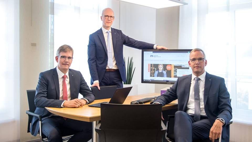 Michael Griese (li.), Andreas Ermecke (m.) und Bernd Griese ziehen Halbzeit-Bilanz des Geschäftsjahrs 2020 | Foto: Quelle:_ Volksbank Bigge-Lenne