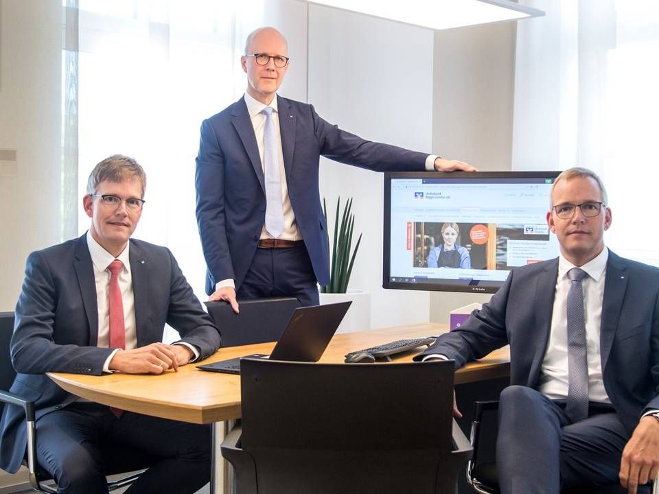 Michael Griese (li.), Andreas Ermecke (m.) und Bernd Griese ziehen Halbzeit-Bilanz des Geschäftsjahrs 2020 | Foto: Quelle:_ Volksbank Bigge-Lenne