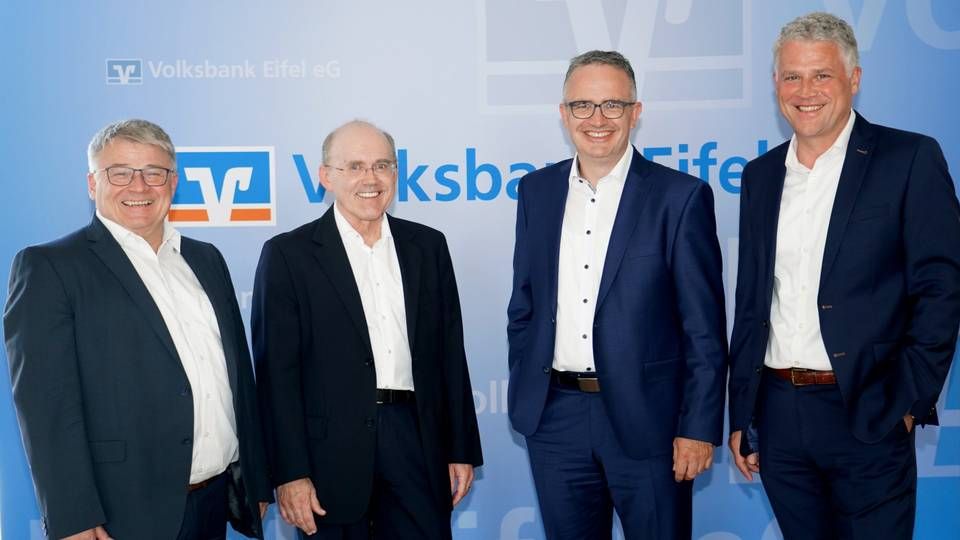 v.l.n.r.: Werrner Kemmer und Manfred Weiland (Vorstände Raiffeisenbank Irrel eG) und Michael Simonis und Andreas Theis (Vorstände Volksbank Eifel eG) | Foto: Karl Höffler, Neuerburg