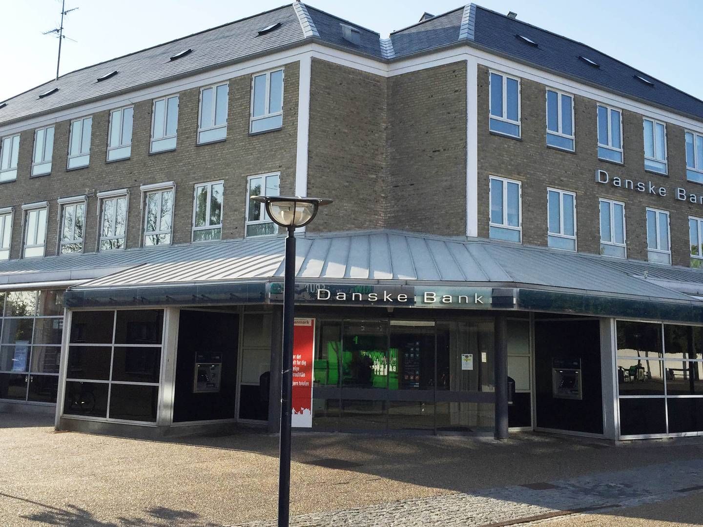 Denne hjørneejendom på Centrumgade i Ballerup er blandt i alt 10, som netop har skiftet ejer. | Foto: PR / Danbolig Erhverv