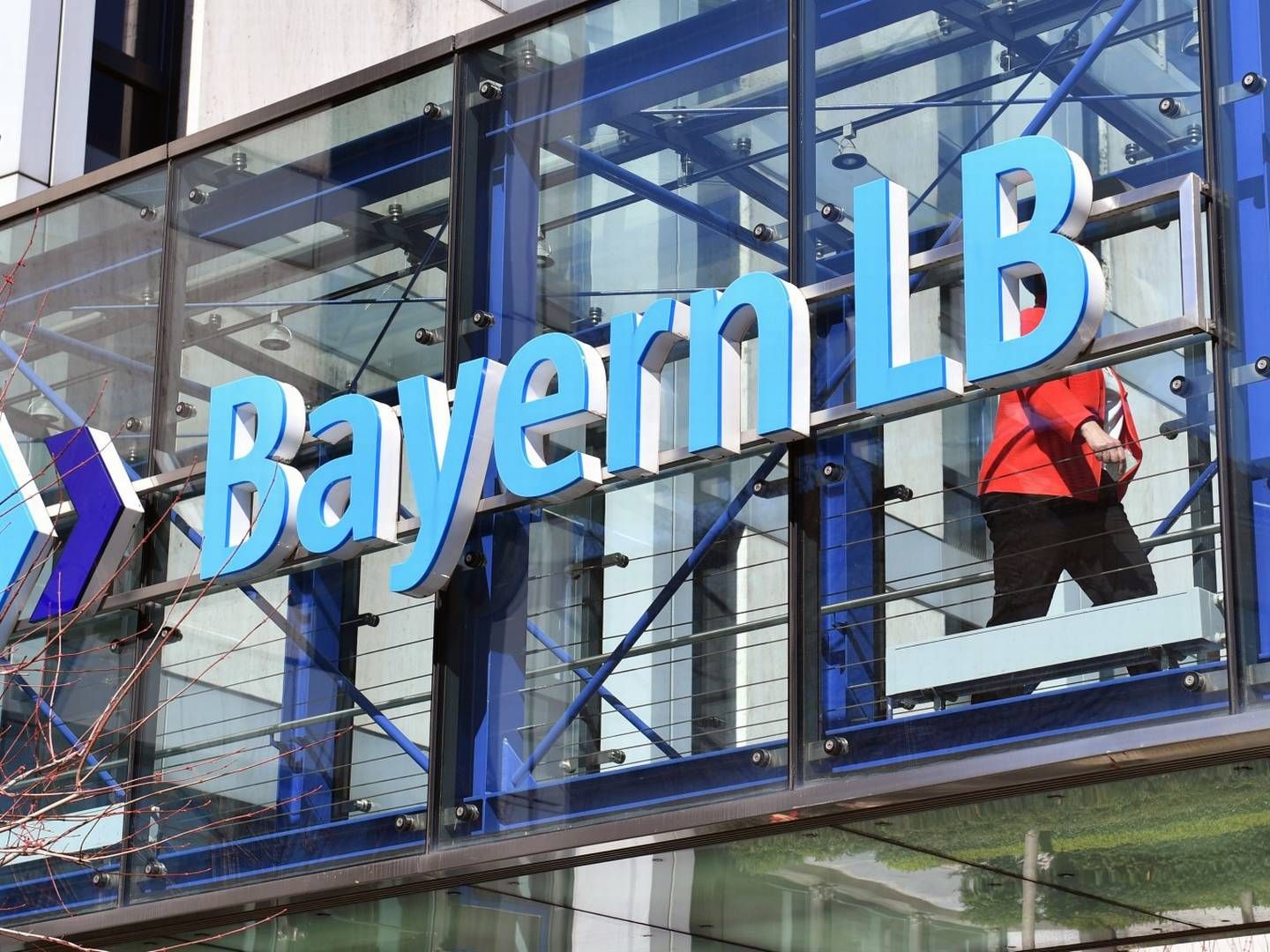Logo der BayernLB am Hauptsitz in München | Foto: picture alliance / Sven Simon
