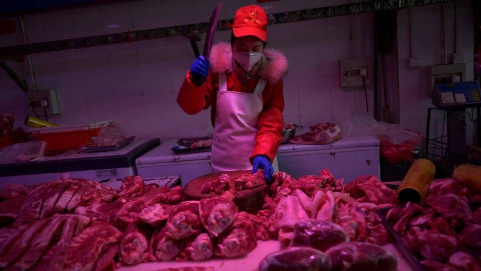 Myndigheder i den kinesiske by Shenzhen har konstateret coronavirus i kyllingekød importeret fra Brasilien. Tidligere har virus været konstateret i importerede laks på fødevaremarkedet Xinfadi i Beijing, som billedet er fra. | Foto: Tingshu Wang/Reuters