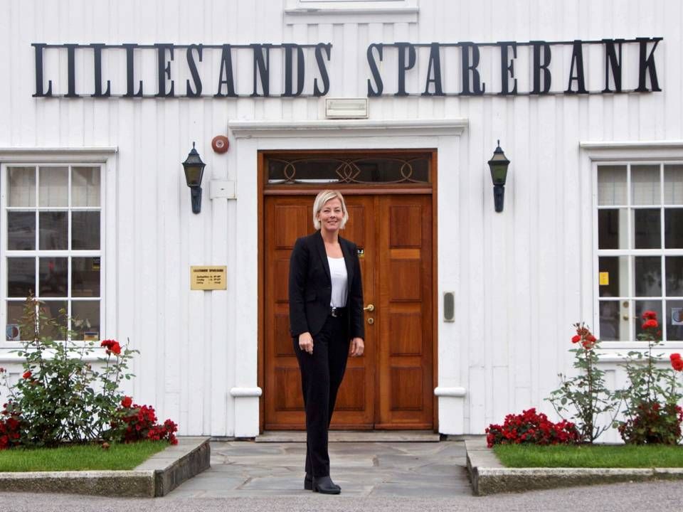 Banksjef Anne-Grethe Sund utenfor Lillesands Sparebanks hovedkontor. | Foto: Lillesands Sparebank