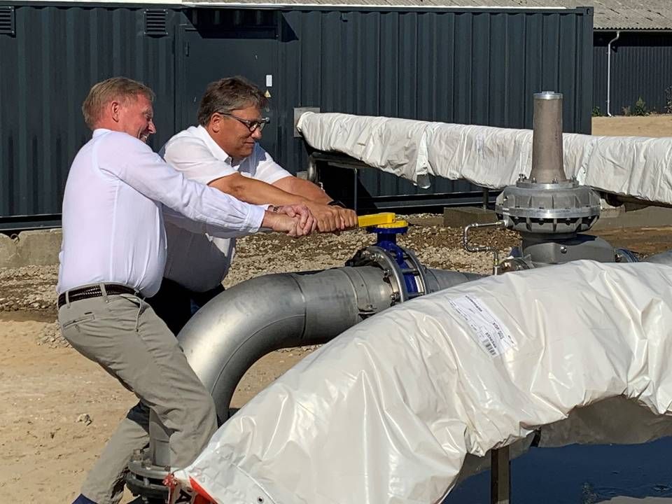 Vesthimmerland Biogas' adm. direktør, Lasse Buhl Jørgensen, og bestyrelsesformand, Jens Bigum, åbner officielt for hanerne for det nye anlæg ved Farsø. | Foto: PR / Evida