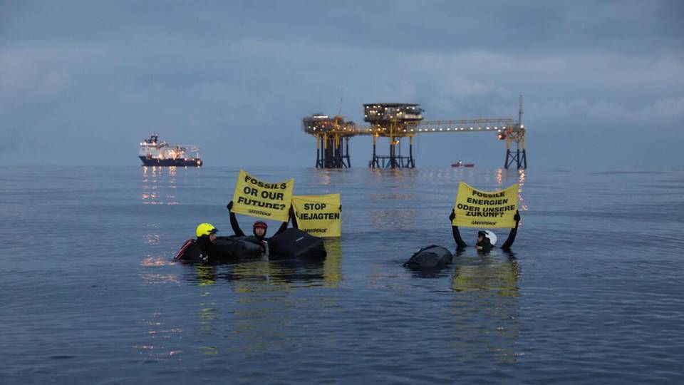 Aktivister foran Dan Bravo. | Foto: PR / Greenpeace/Greenpeace NORDIC - Denmark, Finland, Sweden, Norway
