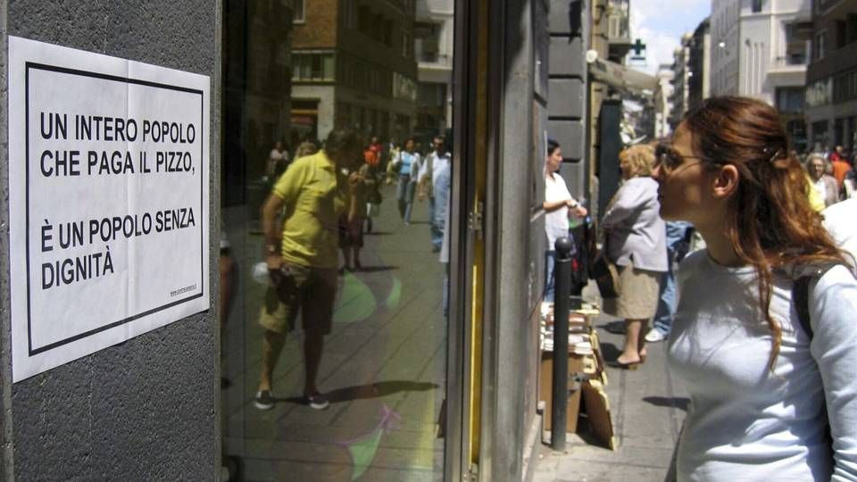 Poster gegen die Camorra in Neapel: "Menschen, die Schutzgeld zahlen, sind Menschen ohne Würde" | Foto: picture alliance/AP Photo