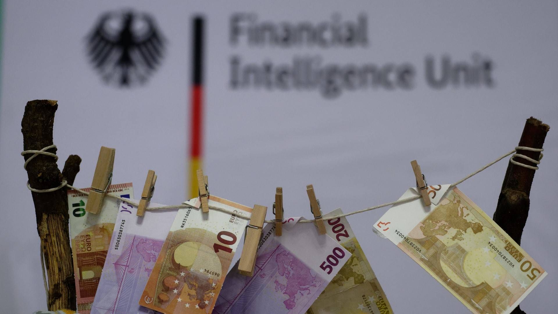 Ein Modell bei dem gewaschene Geldscheine auf einer Leine hängen steht bei einer Pressekonferenz zum Jahresbericht der Financial Intelligence Unit (FIU) auf einem Tisch (2019) | Foto: picture alliance/Henning Kaiser/dpa
