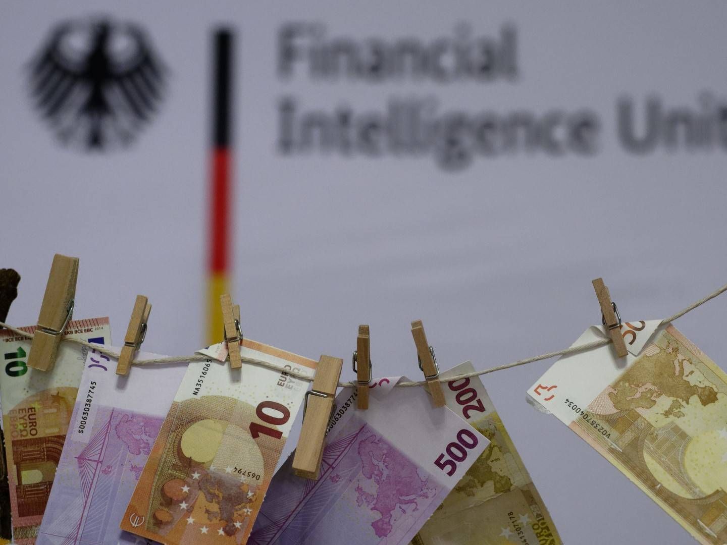 Ein Modell bei dem gewaschene Geldscheine auf einer Leine hängen steht bei einer Pressekonferenz zum Jahresbericht der Financial Intelligence Unit (FIU) auf einem Tisch (2019) | Foto: picture alliance/Henning Kaiser/dpa