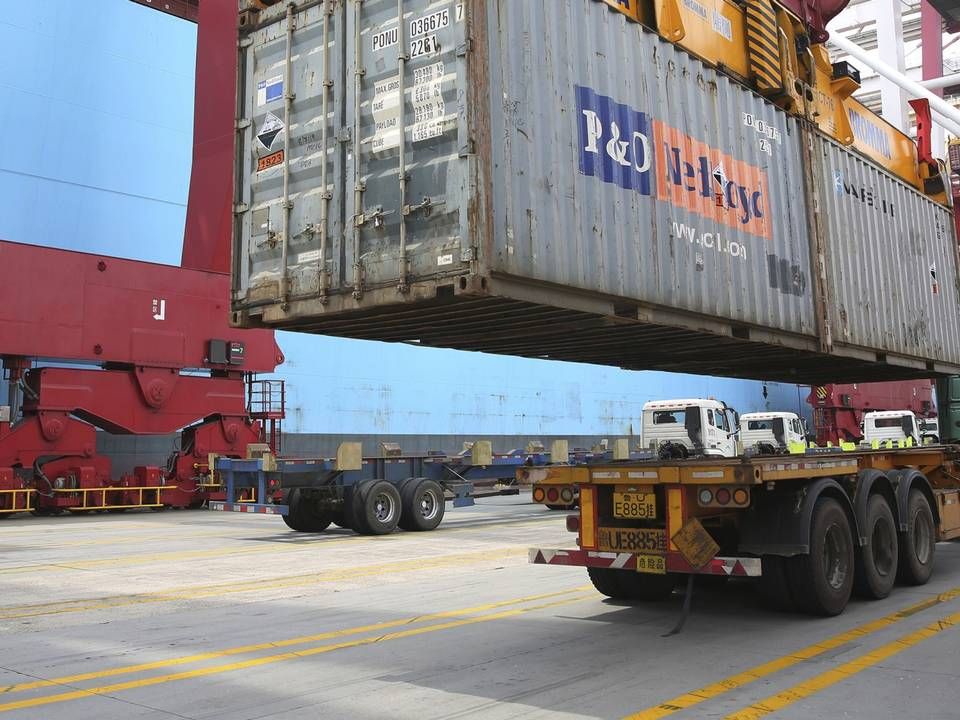 Arbeiter mit Maske im chinesischen Hafen von Qingdao. Die Insolvenzen wegen Corona verschieben sich möglicherweise überwiegend auf 2021. | Foto: picture alliance/AP Photo