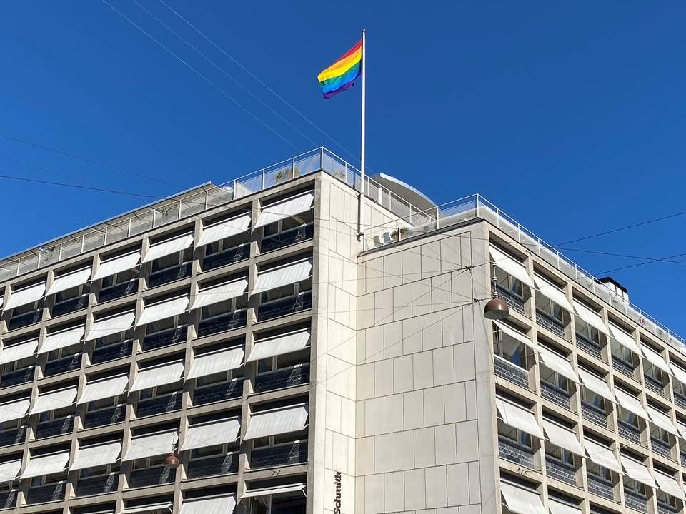 Advokatfirmaet Poul Schmith, bedre kendt som Kammeradvokaten, har hejst regnbueflaget for at støtte op om Copenhagen Pride. | Foto: PR
