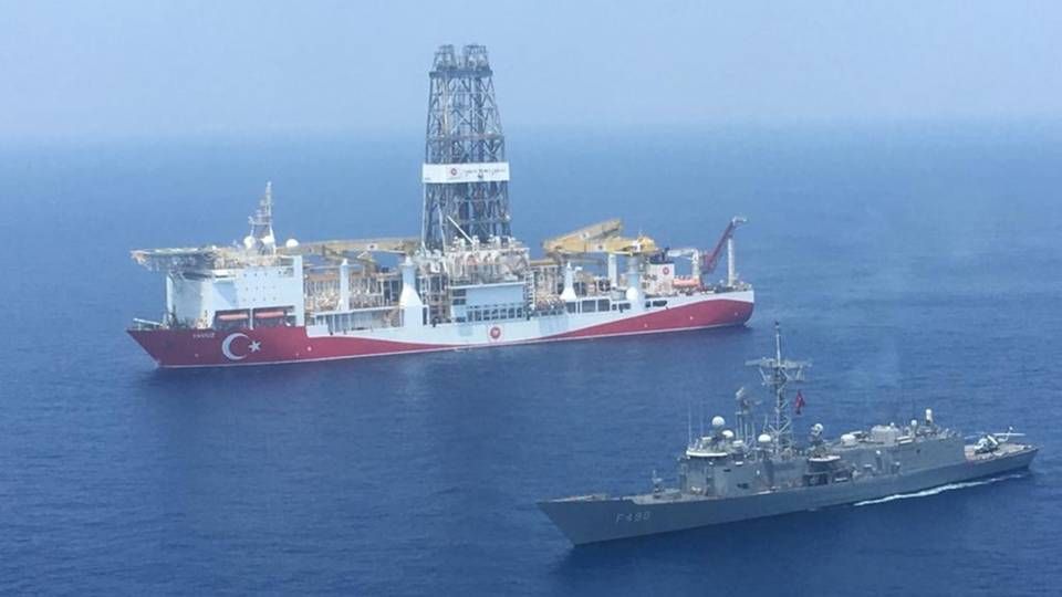 Tyrkiets søgen efter naturgas har bragt landet på kollisionskursmed nabolandet Grækenland. Her er et tyrkisk krigsskib på patrulje ved et af landets boreskibe i det østlige Middelhav. | Foto: Defence Ministery Press Service/Ritzau Scanpix