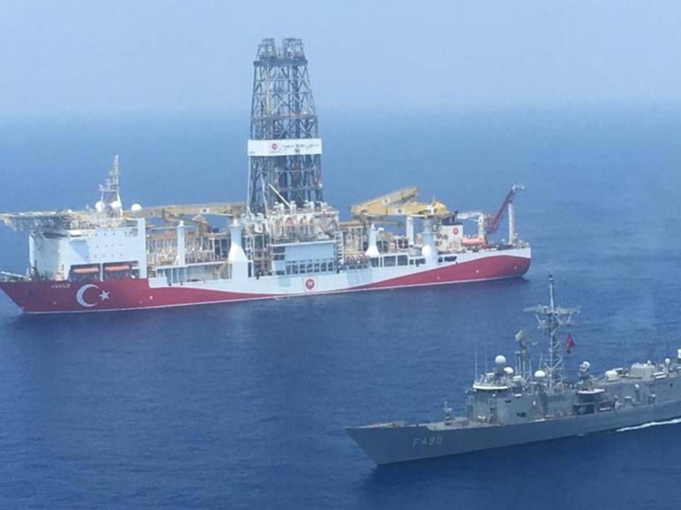 Tyrkiets søgen efter naturgas har bragt landet på kollisionskursmed nabolandet Grækenland. Her er et tyrkisk krigsskib på patrulje ved et af landets boreskibe i det østlige Middelhav. | Foto: Defence Ministery Press Service/Ritzau Scanpix