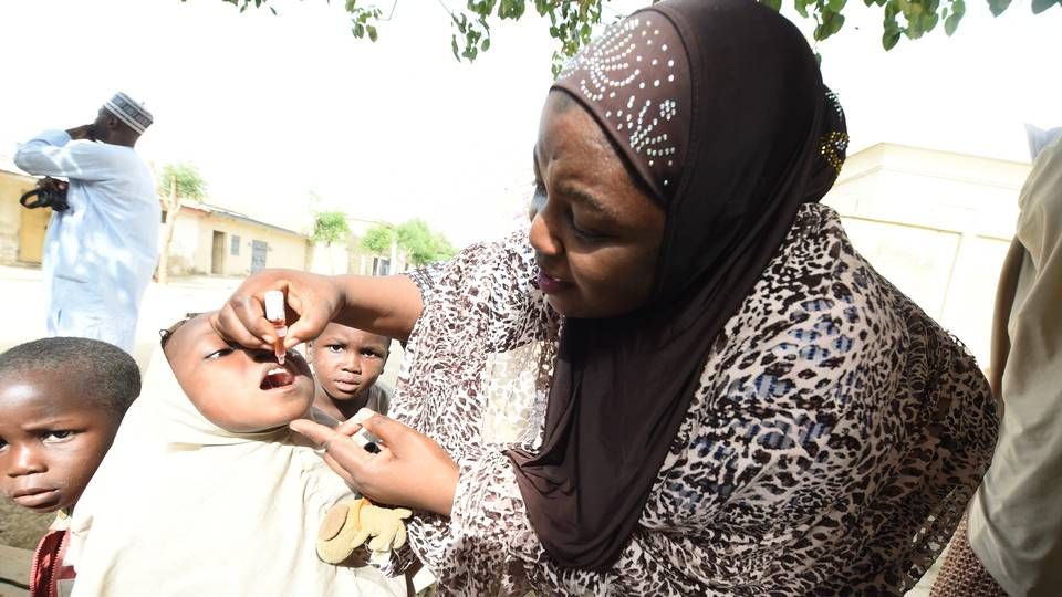 Det afrikanske kontinent lægger flere årtier med den smitsomme sygdom polio bag sig. Men både covid-19 og en ny form af polio truer fremtidens bekæmpelse. Her ses et barn i Nigeria, der i 2017 blev vaccineret for polio. | Foto: PIUS UTOMI EKPEI/AFP-PH