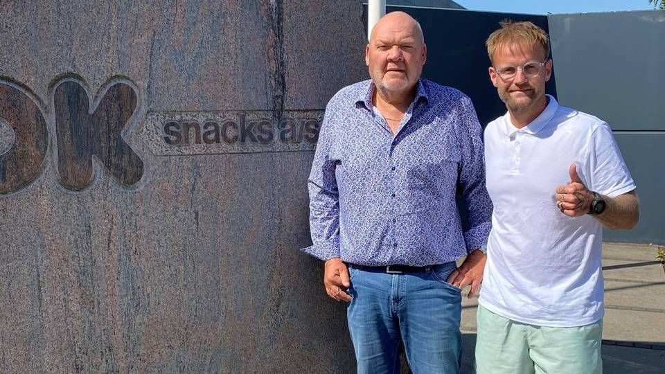 To selvstændige erhvervsdrivende mødes for at give håndslag på en vigtig aftale. OK Snacks med Torben Juul Andersen (tv) i spidsen køber sig ind i tang-iværksætter Heine Max Olesens (th) selskab. | Foto: PR/Seaman