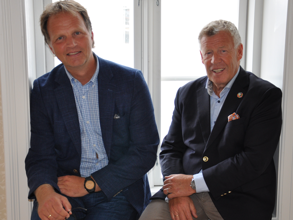 Allan Troelsen, administrerende banksjef i Surnadal Sparebank (til venstre) og Odd Einar Folland, administrerende direktør i SpareBank 1 Nordvest, er enige om at sammenslåing av bankene er best for kunder, ansatte og eiere. | Foto: SpareBank 1 Nordvest