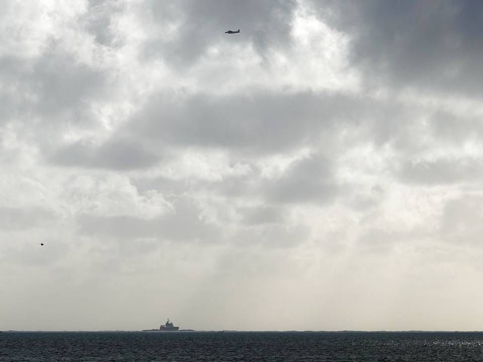 A rescue helicopter hovers above the accident site where a tugboat collided with a barge during the cleanup work following the grounding of dry bulk ship Wakashio and the resulting oil spill. | Photo: Stringer/Reuters/Ritzau Scanpix
