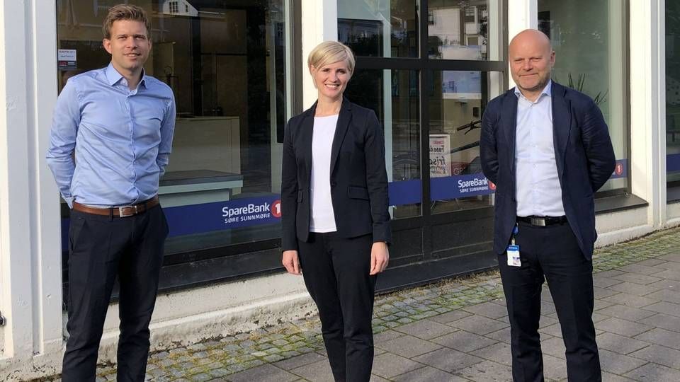 Her er påtroppende avdelingsbanksjef Kari Melle sammen med nåværende sjef Ole-Magnus Orlien (t.v) og leder Andre Skotheim for personmarkedet. Foto: SpareBank 1. | Foto: Foto: SpareBank 1