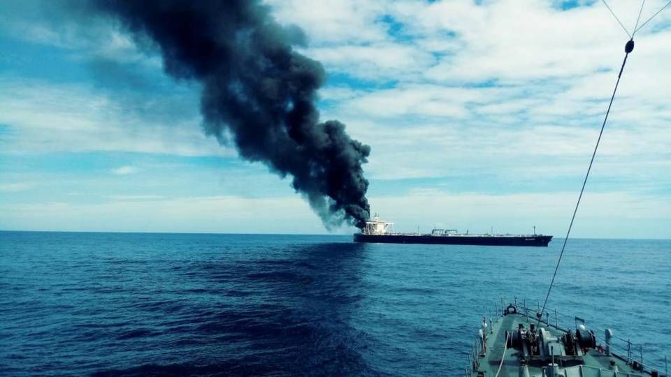 Brande og eksplosioner ombord på skibe er en stigende bekymring for forsikringsselskaber. Forleden brød en supertanker i brand ud for Sri Lanka efter en eksplosion. | Foto: Sri Lankan Navy media/VIA REUTERS / X80001
