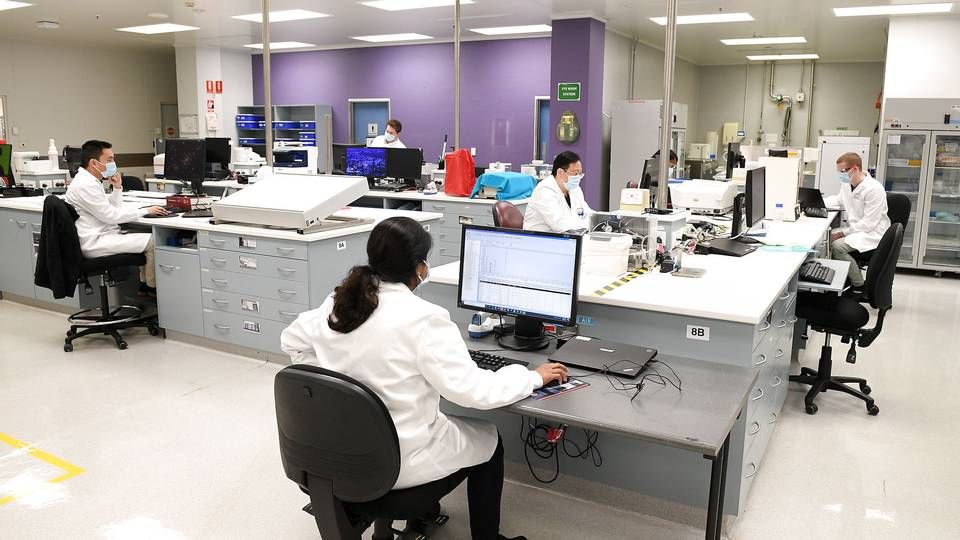 I AstraZenecas hovedkvarter arbejdes der på højtryk for at finde en vaccine mod corona-virus. EU-Kommissonen håber, det kan give en markedsføringstilladelse allerede til november. | Foto: Stringer/Reuters/Ritzau Scanpix