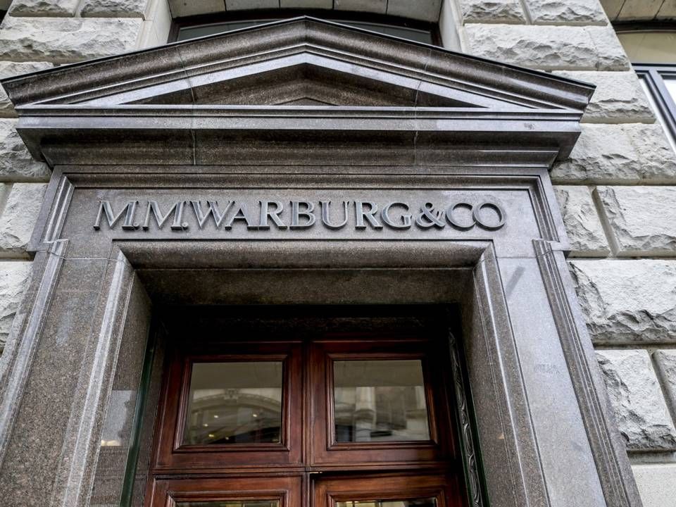 Das Logo des Bankhauses M.M.Warburg & CO über dem Haupteingang | Foto: picture alliance/dpa