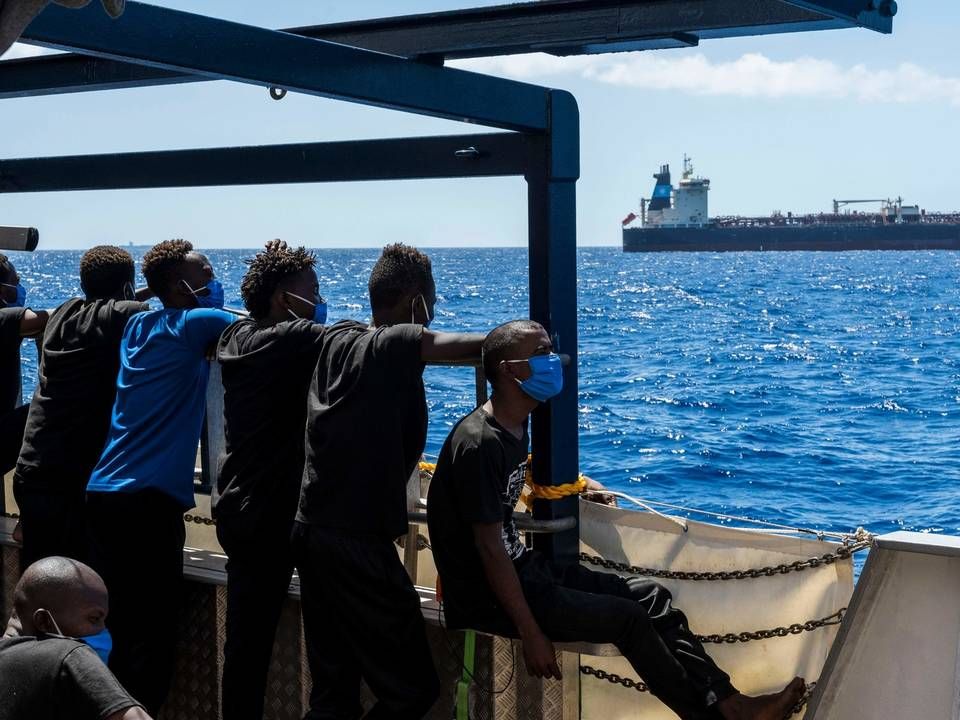 Personer på et forbipasserende skib ser på Maersk Etienne, hvor migranter har været strandet i over en måned. | Foto: THOMAS LOHNES/AFP / AFP