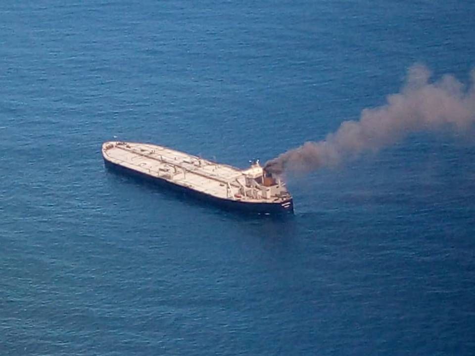 Skibet New Diamond brød i brand torsdag i sidste uge. Nu er skibet ramt af en ny brand. Billedet er fra torsdag. | Foto: SRI LANKAN AIRFORCE/VIA REUTERS / X80001