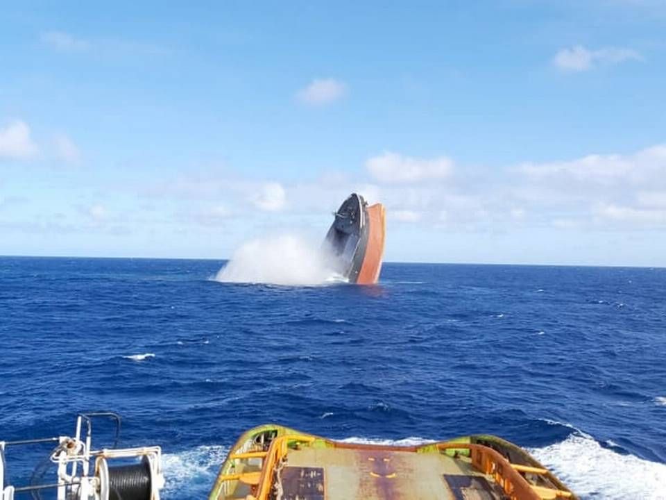 Part of vessel MV Wakashio, which ran aground off the coast of Mauritius. The photo shows the aft of the ship sinking. | Photo: Mobilisation Nationale Wakashio/Reuters/Ritzau Scanpix