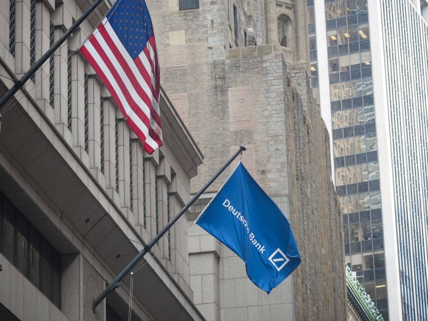 Flaggen vor dem Deutsche Bank-Headquarter auf der Wall Street | Foto: picture alliance / Photoshot
