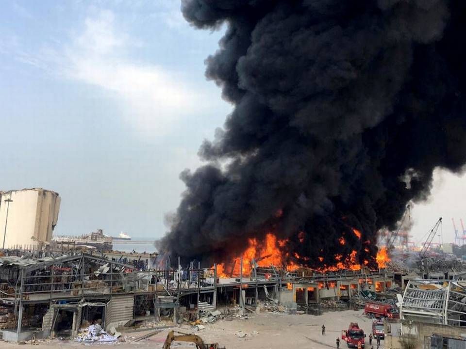 Billedet viser røgen fra branden på havnen i Beirut torsdag. | Foto: Stringer/Reuters/Ritzau Scanpix