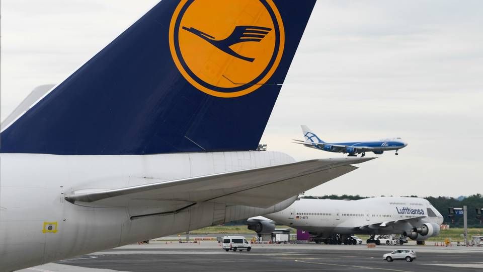 Cargo-Flieger im Anflug auf Frankfurt, daneben zwei Maschinen der Lufthansa | Foto: picture alliance/Arne Dedert/dpa