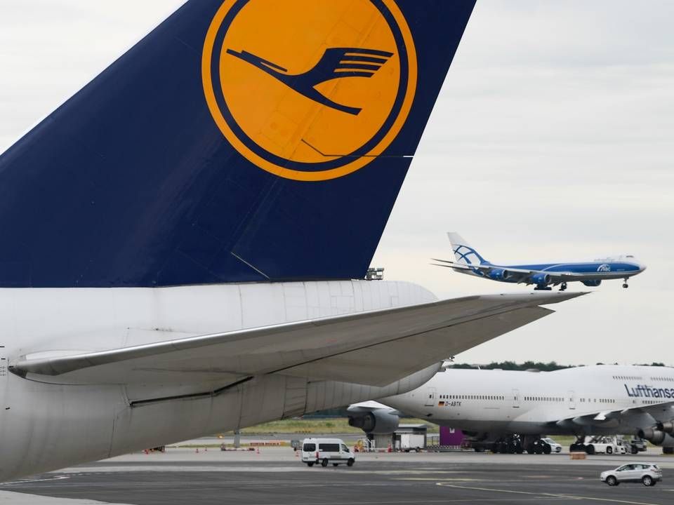 Cargo-Flieger im Anflug auf Frankfurt, daneben zwei Maschinen der Lufthansa | Foto: picture alliance/Arne Dedert/dpa
