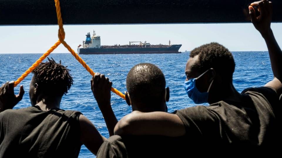 Personer på en nærliggende skib kigger over mod Maersk Etienne, der i 38 dage havde 27 migranter ombord. | Foto: THOMAS LOHNES/AFP / AFP