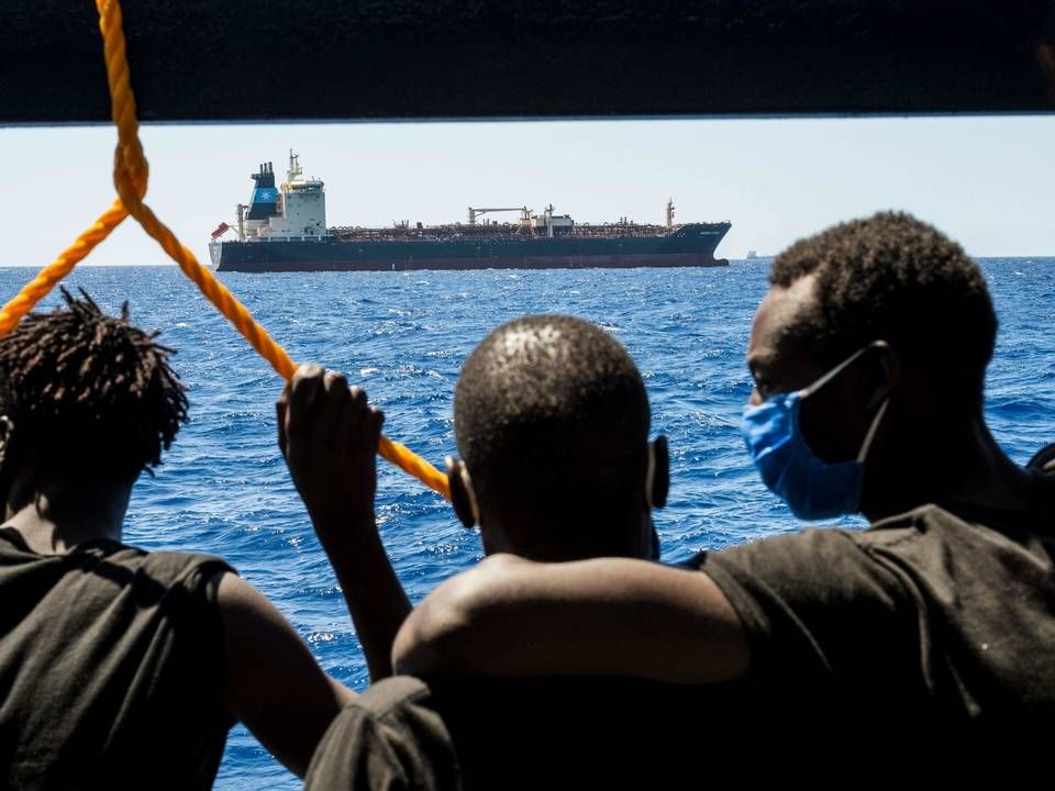 Personer på en nærliggende skib kigger over mod Maersk Etienne, der i 38 dage havde 27 migranter ombord. | Foto: THOMAS LOHNES/AFP / AFP