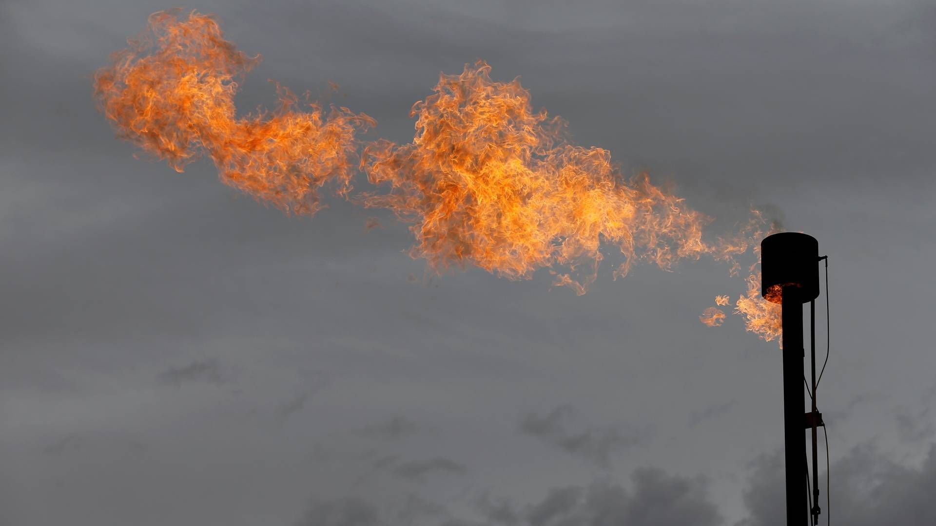 Flaring er bevidst afbrænding af overskudsgas - oftest brugt for at sikre personalet på f.eks. en olieplatform. Praksissen sender store mængder af den særdeles skadelige metan op i atmosfæren og bidrager bl.a. til at smelte indlandsisen. | Foto: ANGUS MORDANT/REUTERS / X06552
