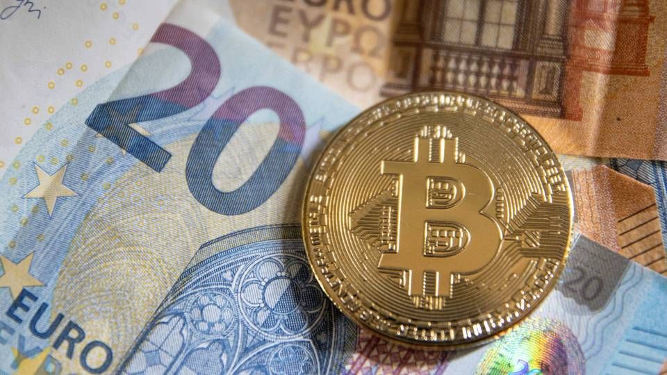 Euro-Geldscheine und Bitcoin | Foto: picture alliance