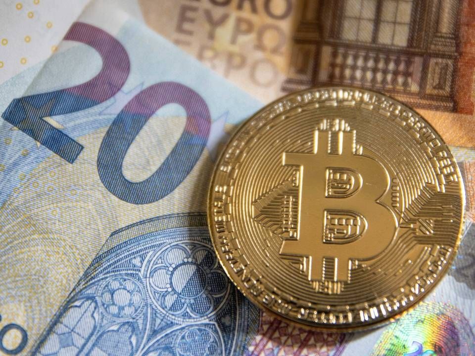 Euro-Geldscheine und Bitcoin | Foto: picture alliance