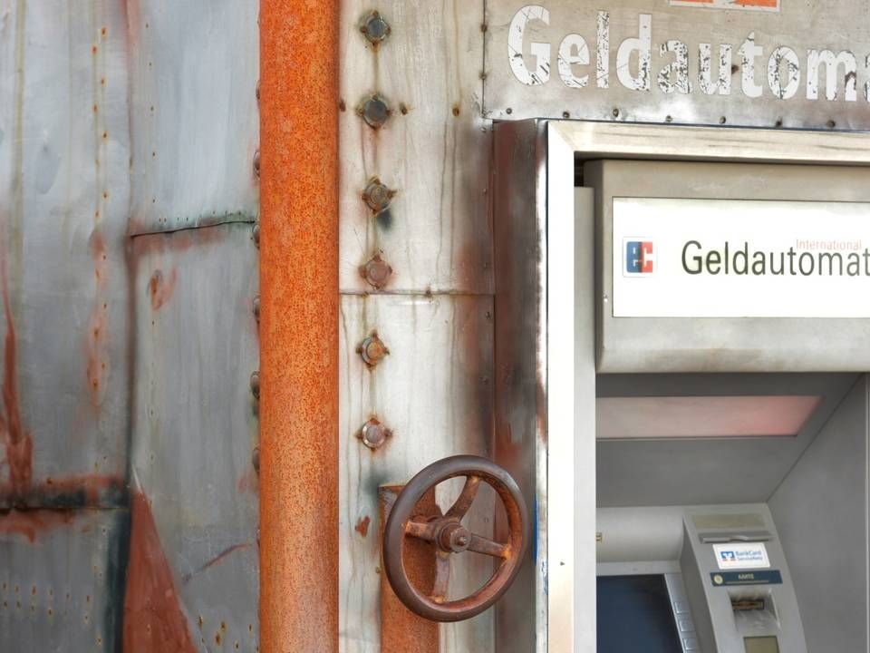 Ein besonderer EC-Geldautomat steht vor Karls Erlebnishof in Rostock-Rövershagen. Er ist zusätzlich mit Blechplatten und rostigen Handrädern "gesichert" - eines der vielen scherzhaften Dinge bei Karls. (Symbolbild) | Foto: picture alliance/Volkmar Heinz/dpa-Zentralbild/ZB