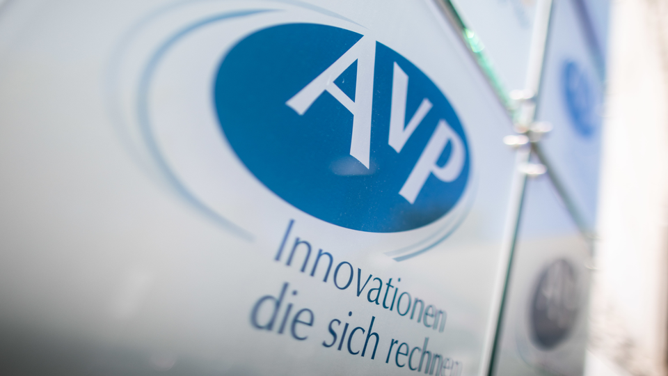 Das Firmenschild von AvP hängt vor dem Eingang des Gebäudes. | Foto: picture alliance/Marcel Kusch/dpa