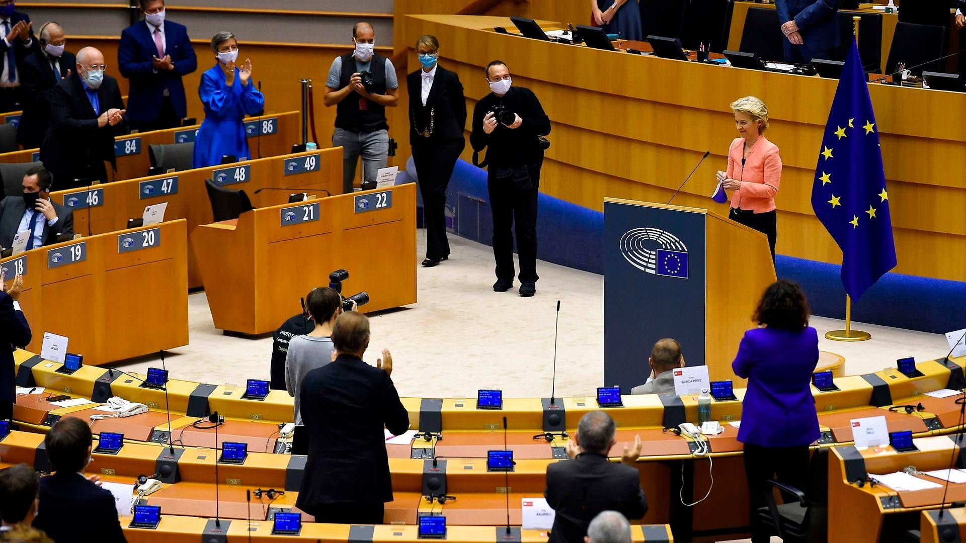 Formanden for EU-Kommisionen, Ursula von der Leyen, fik stående klapsalver, da hun onsdag holdt sin første tal eom Unionens tilstand for Europaparlamentet. Nu udestår den hårde del med at få visionerne ført ud i livet. | Foto: John Thys/AFP/Ritzau Scanpix
