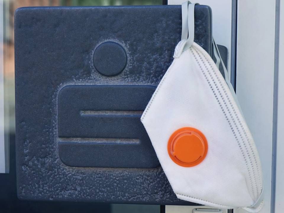 Atemschutzmaske an der Tür einer Sparkassenfiliale (Symbolbild) | Foto: picture alliance/dpa-Zentralbild