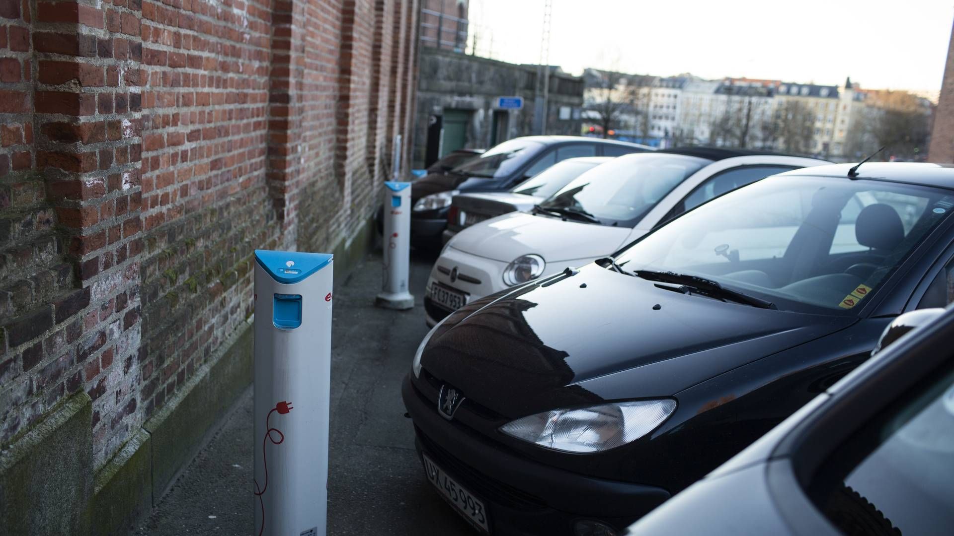 Plugin-hybridbiler var en grøn salgssucces i 2021. Men nu vil regeringens støttepartier have afgiftsrabattten til de populære biler fjernet, fordi bilerne udleder mere CO2 end forventet. | Foto: Katrine Marie Kragh/JPA