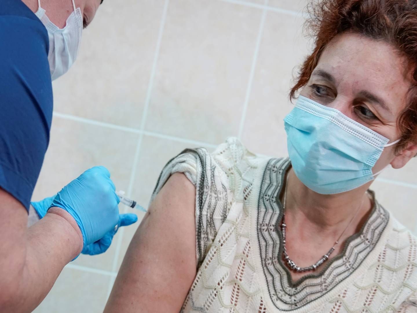 En russisk kvinde vaccineres med landets coronavirusvaccine, Sputnik V. Når en vaccine kommer til Danmark, vil syv ud af ti takke ja. | Foto: Tatyana Makeyeva / Reuters / Ritzau Scanpix