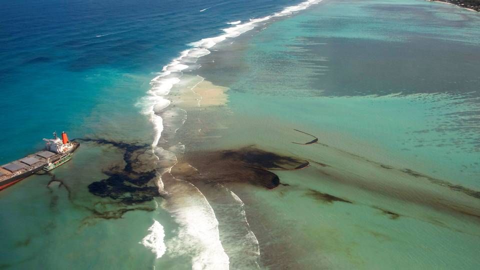 The vessel ran aground on the reef off the coast of Mauritius. The Mauritian government has warned of an environmental disaster. | Photo: Handout / Reuters / Ritzau Scanpix/VIA REUTERS / X80001