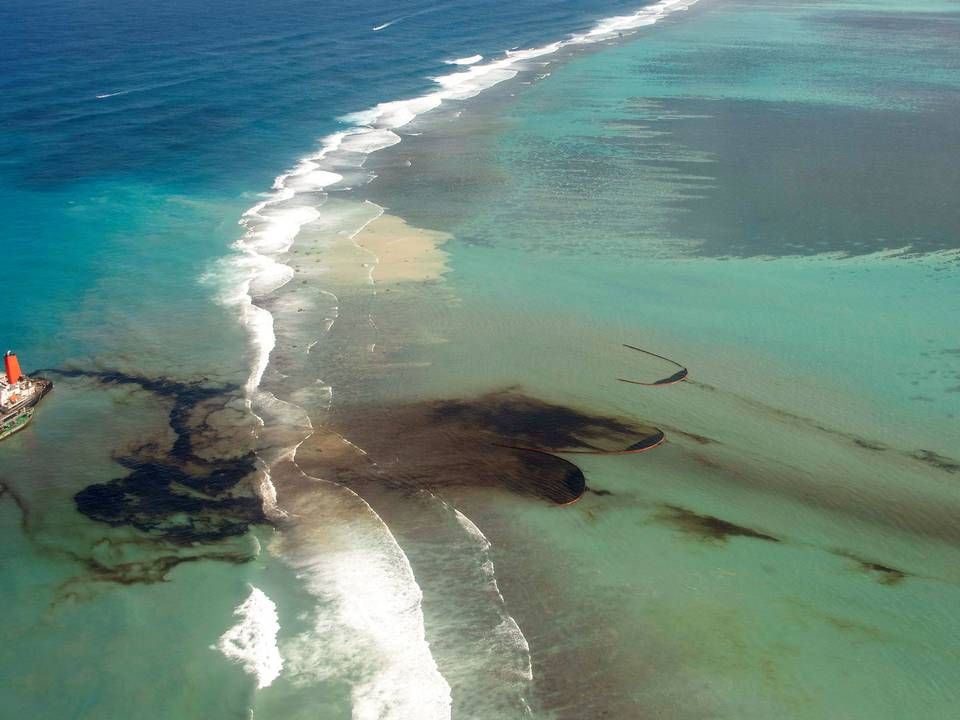 The vessel ran aground on the reef off the coast of Mauritius. The Mauritian government has warned of an environmental disaster. | Photo: Handout / Reuters / Ritzau Scanpix/VIA REUTERS / X80001