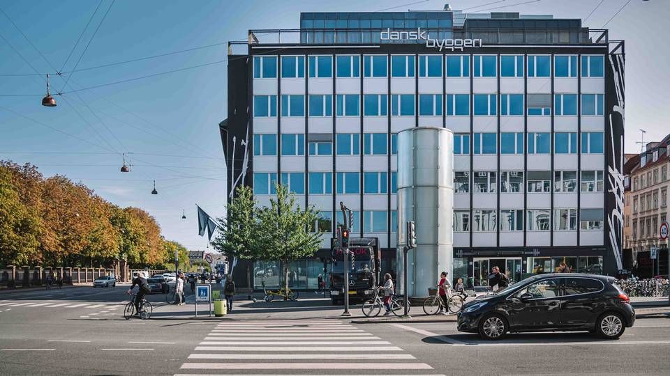 Således tager den ca. 3000 kvm store Jeudan-ejede bygning sig ud set fra Djøfs domicil på den anden side af Nørre Voldgade. Bygningen er tidligere domicil for Dansk Byggeri. | Foto: PR / Jeudan