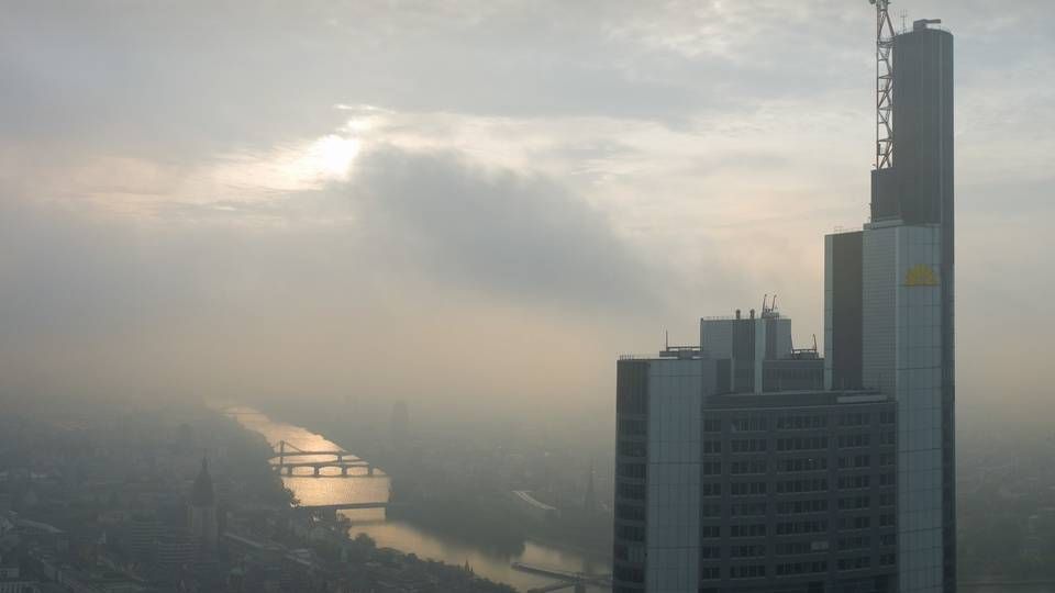 Die Commerzbank AG im Nebel in Frankfurt am Main | Foto: picture alliance