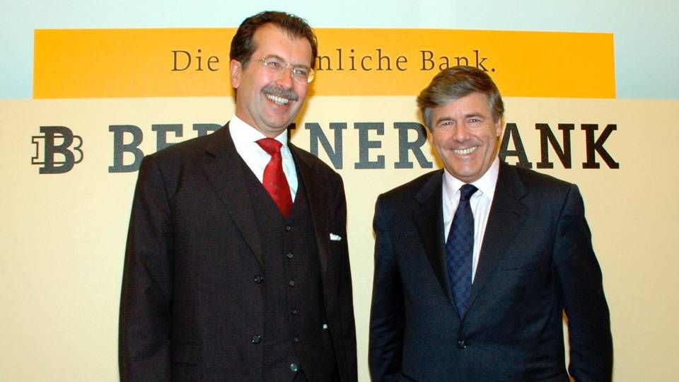 Freude nach dem Verkauf der Berliner Bank an die Deutsche Bank am 21. Juni 2006 - Hans-Jörg Vetter (links im Bild) und der damalige Deutsche Bank-Chef Josef Ackermann (rechts im Bild) | Foto: picture alliance