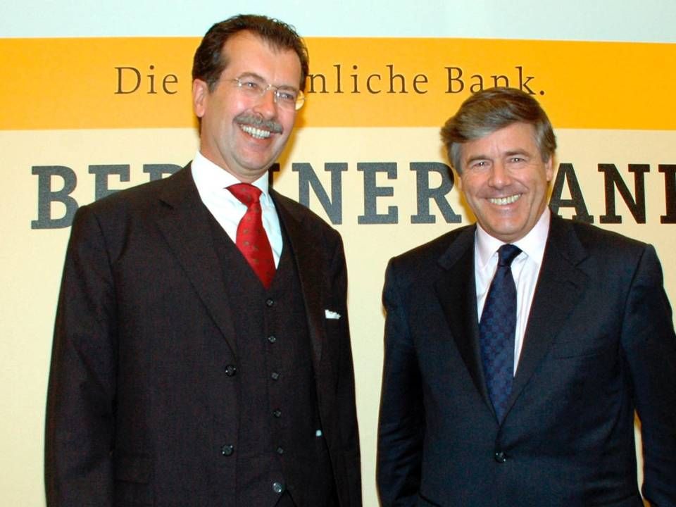 Freude nach dem Verkauf der Berliner Bank an die Deutsche Bank am 21. Juni 2006 - Hans-Jörg Vetter (links im Bild) und der damalige Deutsche Bank-Chef Josef Ackermann (rechts im Bild) | Foto: picture alliance