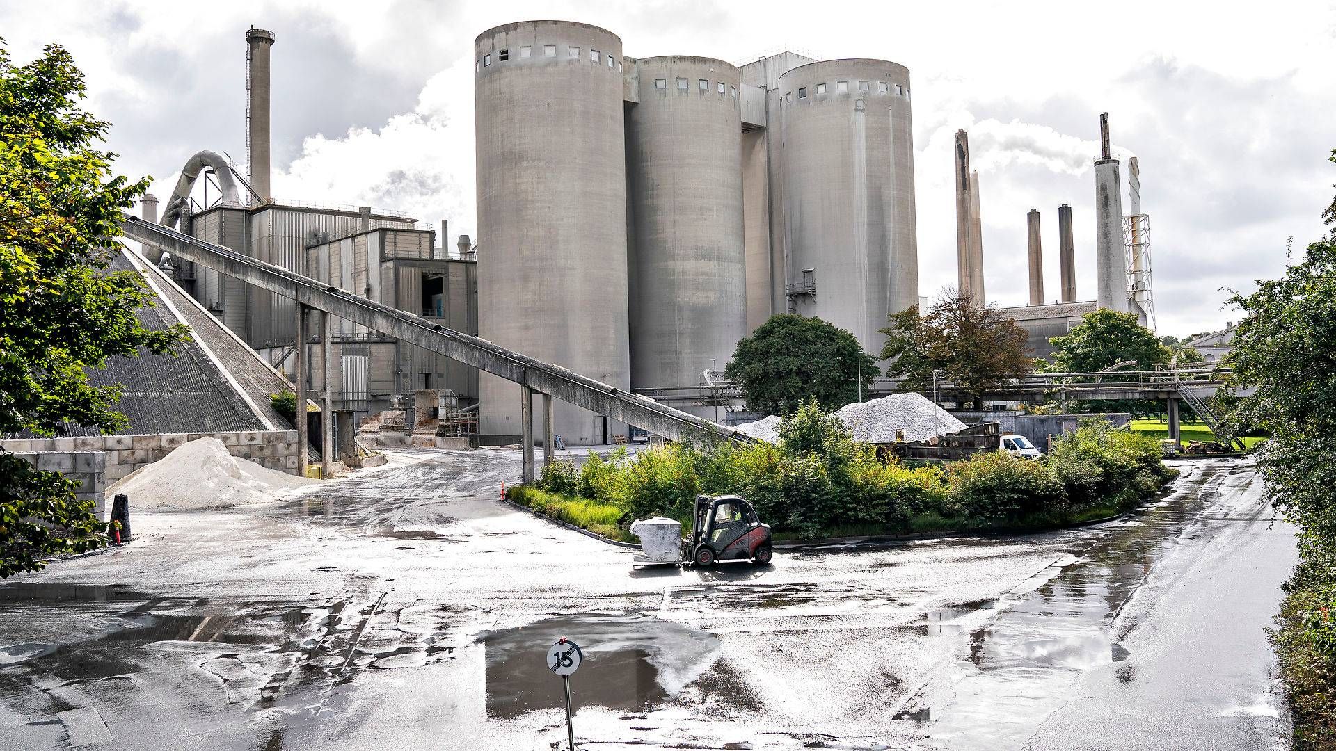Aalborg Portland er Danmarks klart største CO2-udleder, men hvad færre måske ved, er, at cementproducenten også er med til at skabe et produkt, som optager CO2 fra atmosfæren. | Foto: Henning Bagger/Ritzau Scanpix